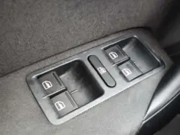 
										VOLKSWAGEN POLO full									